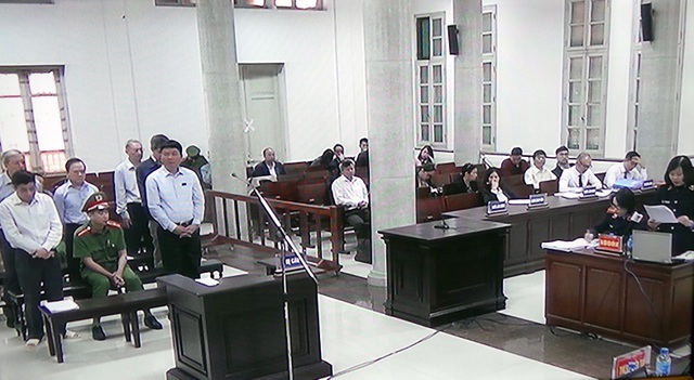 Tự bào chữa, ông Thăng nói không tư lợi, tư túi gì - 2 Các bị cáo nghe đại diện Viện Kiểm sát luận tội.
