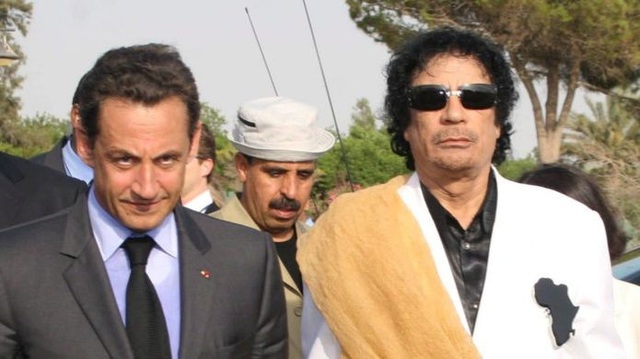 Cựu Tổng thống Sarkozy (trái) và cố Tổng thống Gaddafi (Ảnh: EPA)