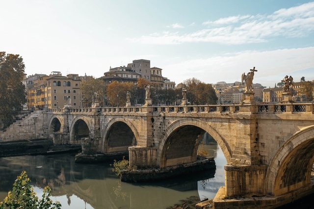 Cây cầu của những thiên thần Ponte Sant’Angelo hoàn thành năm 134 bởi Hoàng đế La Mã Hadrian, để bắc qua sông Tiber, từ trung tâm thành phố đến lăng mộ vừa được xây dựng mới của ông, nay là Lâu đài Castel SantAngelo