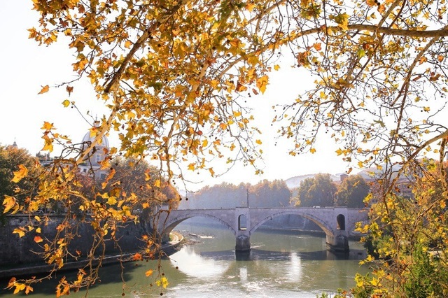 Một bức họa thiên nhiên quyến rũ nhìn ra từ phía cầu Ponte Sant’Angelo