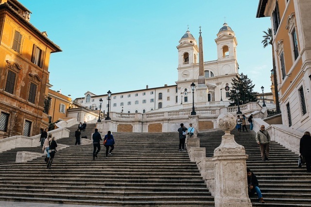 Spanish Steps là công trình kiến trúc có lối đi bậc thang gồm 135 bậc và được xây dựng nhờ quỹ tiền tệ của người Pháp vào giữa năm 1721 - 1725 để liên kết tòa đại sứ Tây Ban Nha Bourbon với nhà thờ Pháp là Trinità dei Monti.