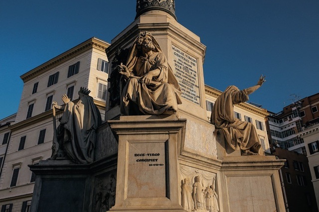 Gần Spanish Step là tượng đài “ La Colonna della Immacolata “ được xây dựng vào thế kỷ XIX