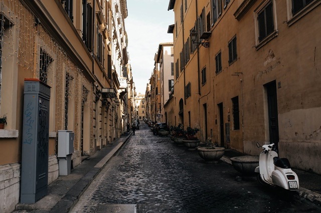 Một chiếc Vespa trắng làm điểm nhấn cho cả con phố nhỏ