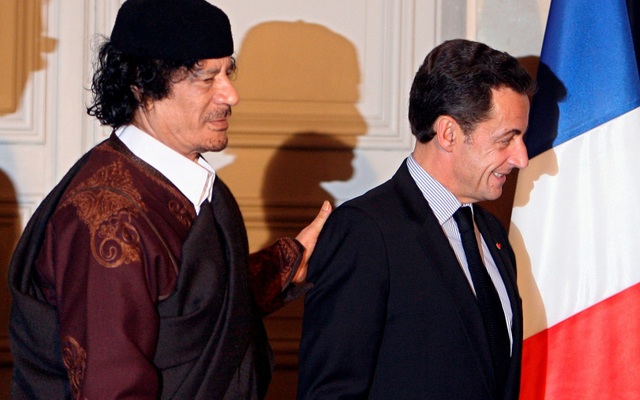Mối quan hệ phức tạp giữa cựu Tổng thống Sarkozy và cố lãnh đạo Libya - 1
Cựu Tổng thống Pháp Nicolas Sarkozy (phải) và cố lãnh đạo Libya Muammar Gaddafi (Ảnh: Reuters)