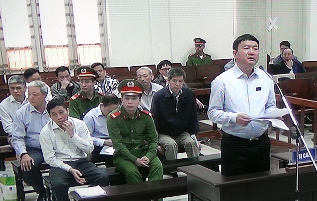 Tự bào chữa, ông Thăng nói không tư lợi, tư túi gì - 1 Bị cáo Đinh La Thăng tự bào chữa trước tòa sáng 22/3.