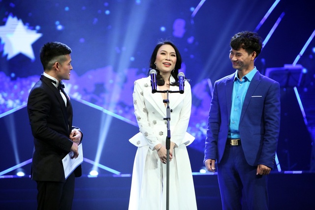 Mỹ Tâm giành cú đúp Ca sĩ của năm và Album của năm - 3
Mỹ Tâm lên nhận giải thay Mr Siro.