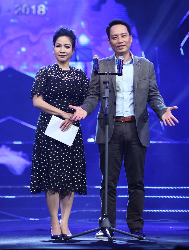Bật cười trước "màn diễn" Việt Tú cầu hôn… Xuân Bắc trên sóng truyền hình - 7 Vợ chồng nhạc sĩ Anh Quân- Mỹ Linh trao giải Chương trình của năm cho ca sĩ Đăng Dương.
