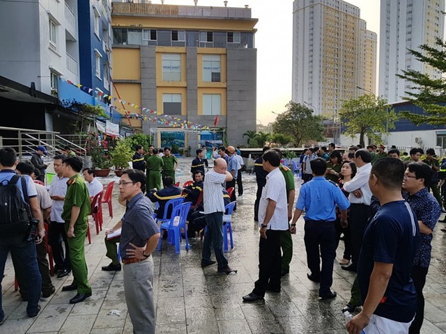 Bàng hoàng sau vụ cháy chung cư 13 người chết - 6 Bàng hoàng sau vụ cháy chung cư 13 người chết - 6