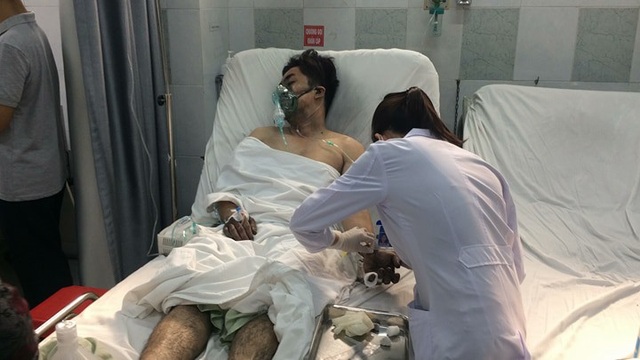 Cháy chung cư, 13 người chết: Các thi thể đang được bảo quản ở bệnh viện - 1 Nạn nhân trong vụ cháy chung cư Carina Plaza đang cấp cứu tại Bệnh viện Nguyễn Tri Phương.