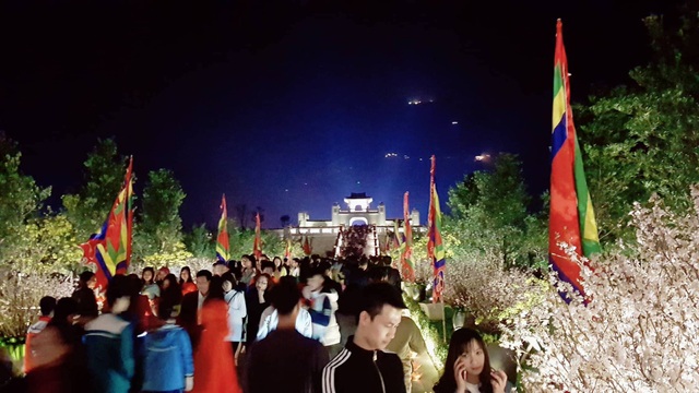 Rực rỡ Lễ hội hoa Anh Đào - Mai vàng Yên Tử 2018 - 5 Du khách chen chân tại đường hoa