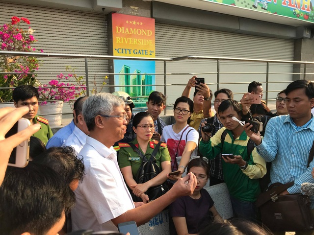 Cháy chung cư cao cấp ở Sài Gòn, 13 người chết, 28 người bị thương - 1
Họp báo nhanh tại hiện trường vụ cháy.