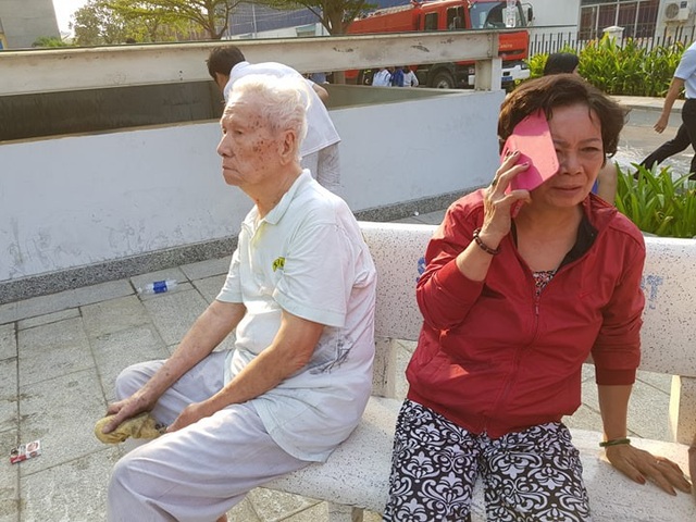 Bàng hoàng sau vụ cháy chung cư 13 người chết - 9
Nỗi thất thần, hoảng loạn của người dân.