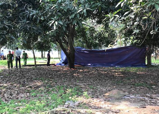 Nghi án người đàn ông bị sát hại ở công viên bỏ hoang - 1 Người dân phát hiện một người đàn ông chết trong công viên bỏ hoang ở phường Cửa Nam, TP Vinh vào sáng sớm 23/3.