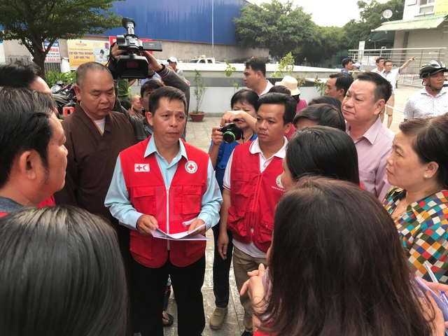 Vụ cháy chung cư: Hội chữ Thập đỏ thông tin danh tính 13 người tử vong - 3
Các tổ chức tới hỗ trợ người dân khu chung cư xảy ra cháy.