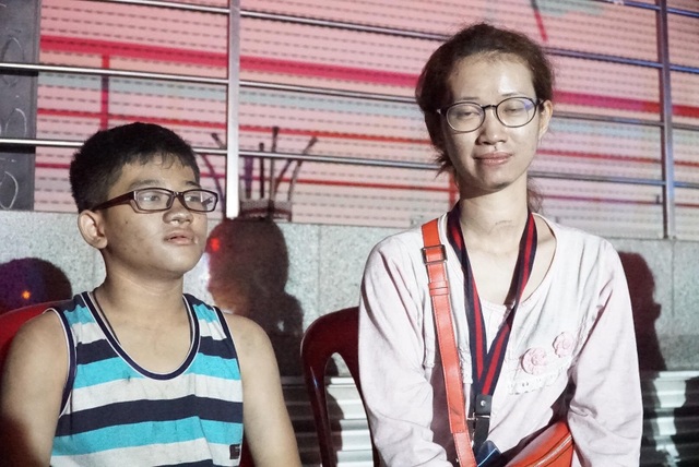 Bàng hoàng sau vụ cháy chung cư 13 người chết - 14
Gương mặt còn bàng hoàng của 2 chị em may mắn thoát chết