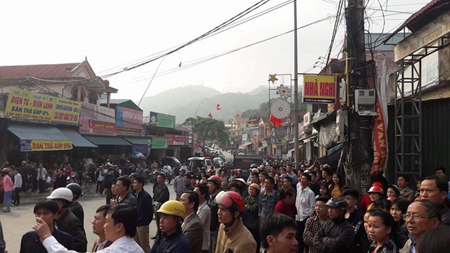 Lửa bốc lên ngùn ngụt, thiêu rụi cửa hàng điện tử ở trung tâm thị trấn - 11 Rất đông người dân kéo đến xem ...