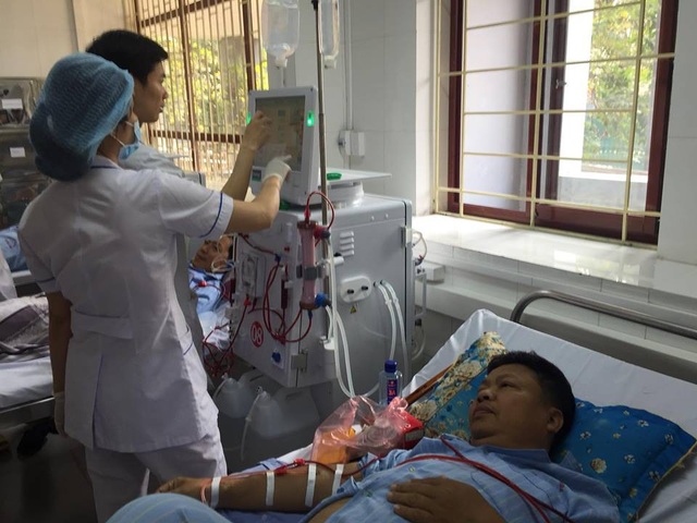 70 bệnh nhân chạy thận trở lại sau tai biến khiến 8 người tử vong - 2 Các công đoạn chạy thận đều được các bác sĩ BV Bạch Mai hỗ trợ, giám sát. Ảnh: Đỗ Hằng.