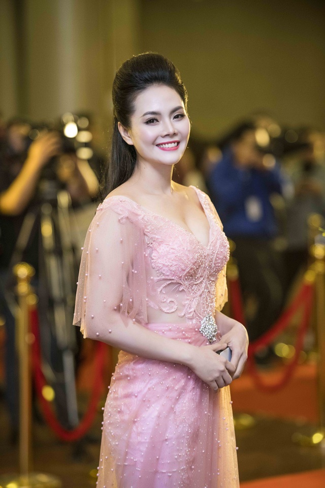 Lương Nguyệt Anh, Huyền My, Lã Thanh Huyền.. gợi cảm trên thảm đỏ - 4 Lương Nguyệt Anh duyên dáng với đầm hồng cúp ngực.