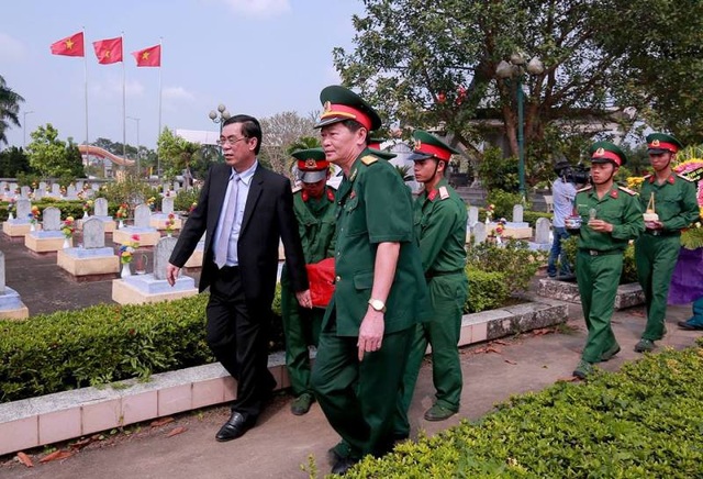 Quảng Trị: Truy điệu và an táng 21 hài cốt liệt sĩ - 1 Hài cốt các liệt sĩ được đưa về an táng trong khuôn viên nghĩa trang Thị xã Quảng Trị