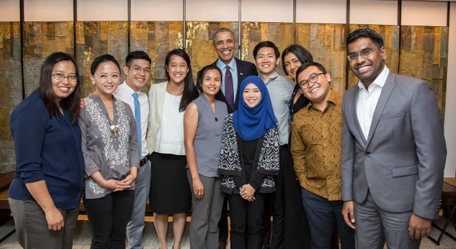 Cựu tổng thống Barack Obama đối thoại với 10 thủ lĩnh sinh viên khu vực ASEAN - 2 Ông Obama và 10 lãnh đạo trẻ ASEAN (Đại diện Việt Nam đứng thứ 3 từ trái sang).