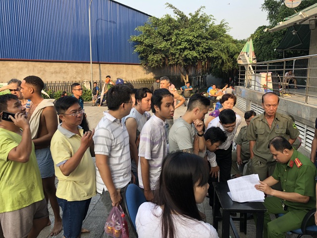 Rơi nước mắt nghe lời kể của những người thoát chết sau vụ cháy kinh hoàng - 1 Công an rà soát danh sách các nạn nhân, hỗ trợ cho người dân về căn hộ lấy tài sản