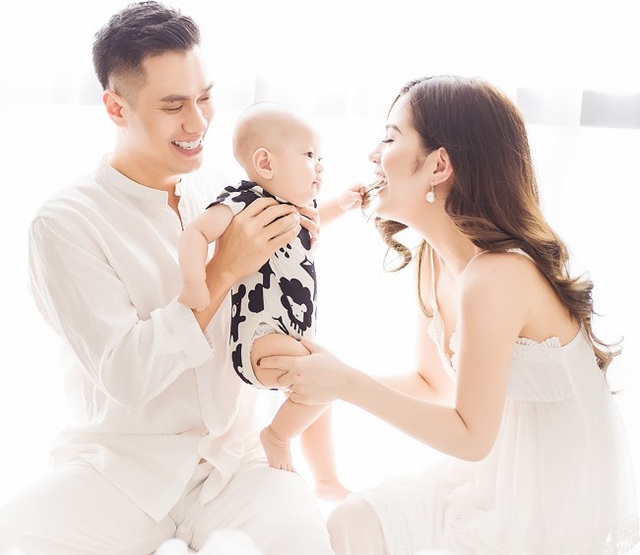 Cuộc đời thăng trầm của dàn diễn viên phim "Chạy án" sau 12 năm - 7 Tháng 3/2017 vợ mới của Việt Anh sinh bé trai đầu lòng tại một bệnh viện ở Hà Nội. Việt Anh đặt tên thân mật cho con trai là bé Đậu. Và nam diễn viên thường xuyên chia sẻ hình ảnh của hai cha con trên mạng xã hội.