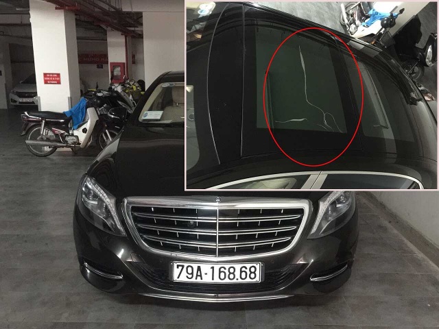 Gay cấn chuyện bảo trì kính ô tô siêu sang Mercedes - 1
Chiếc xe Mercedes Benz mới trị giá lên tới 9,5 tỉ đồng (ảnh lớn) và ô kính bị nứt (ảnh nhỏ). Ảnh: NP