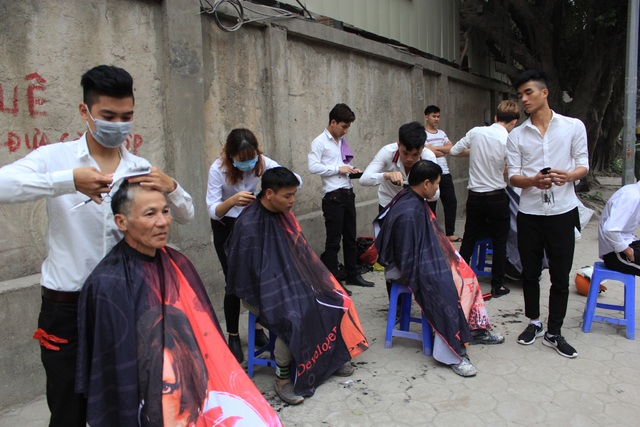 'Salon vỉa hè' cắt tóc miễn phí cho xe ôm, công nhân và người nghèo… ở Hà Nội - 1 “Salon tóc vỉa hè” lúc nào cũng đông nghịt khách.