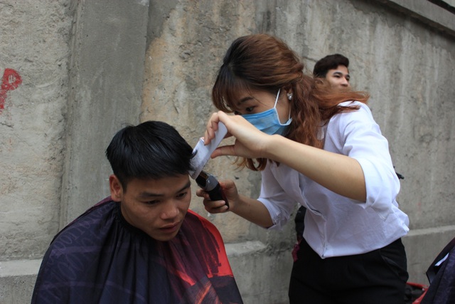 'Salon vỉa hè' cắt tóc miễn phí cho xe ôm, công nhân và người nghèo… ở Hà Nội - 6 Cả những bạn gái có kỹ năng cắt tóc tốt thì cũng đều tham gia việc cắt tóc miễn phí.