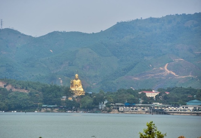 Ảnh "độc" về nơi xây dựng tháp Phật giáo cao nhất thế giới tại Thái Nguyên - 5 Dưới chân đồi nơi xây dựng tháp Phật giáo nhìn thẳng về phía khu du lịch hồ Núi Cốc.