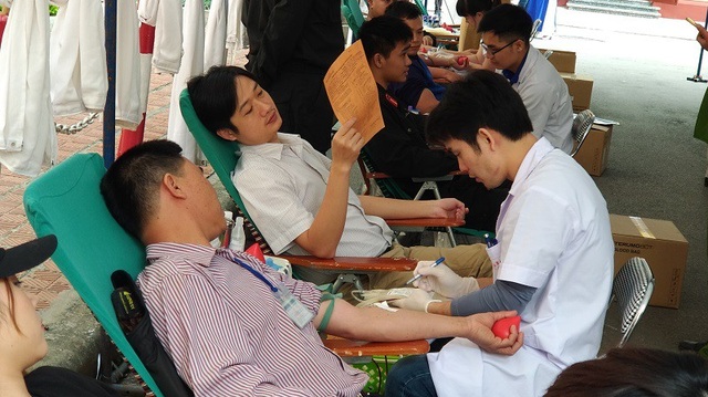 Không có người thân đến nhận, bệnh nhân vẫn được bệnh viện chăm sóc như người nhà - 2
Nhiều người tham gia hiến máu tình nguyện tại bệnh viện Việt Đức vào sáng nay (24/3).