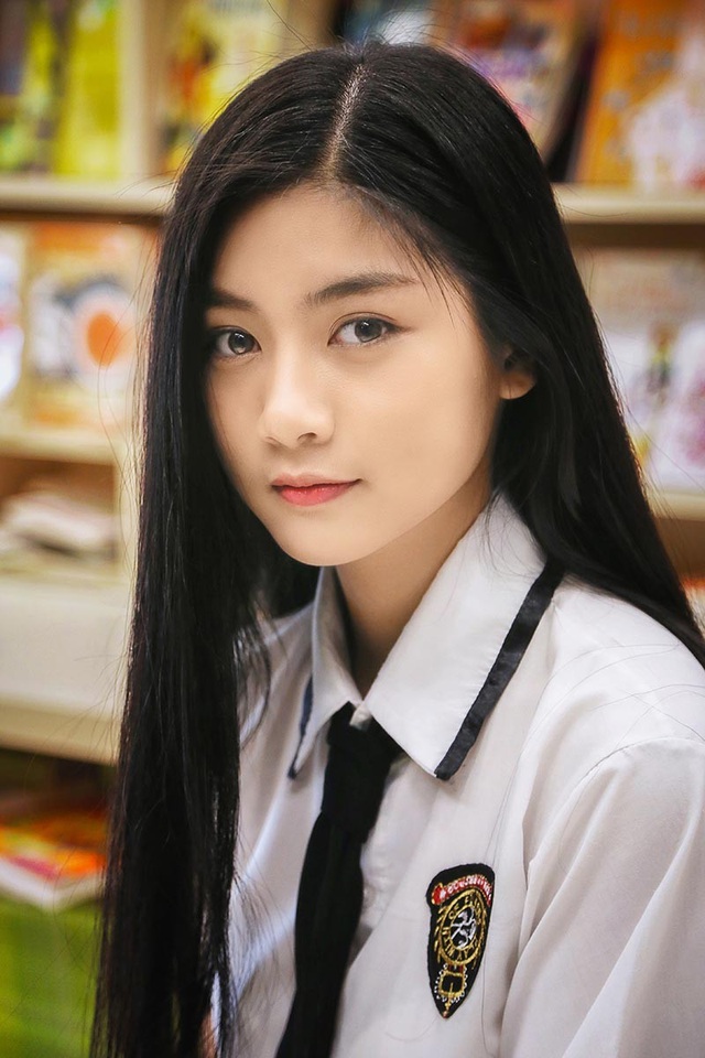 Miss Teen Nam Phương đẹp rạng ngời trong bộ ảnh nữ sinh - 4 Địa điểm ghi lại những khoảnh khắc này được nhiếp ảnh gia Jason Phạm chia sẻ: “Địa điểm thích hợp với concept muốn thực hiện là điều rất quan trọng để tạo nên được những tấm hình đẹp. Cuối cùng địa điểm được chọn là nhà sách Kim Đồng ở quận 1, TP.HCM, những khoảnh khắc được ghi lại trong vòng một tiếng đồng hồ”.