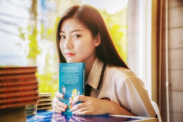 Miss Teen Nam Phương đẹp rạng ngời trong bộ ảnh nữ sinh - 2 Nam Phương tâm sự: “Cũng như những bạn sinh viên cùng trang lứa, nhiệm vụ chính của em bây giờ là học tập nên em dành thời gian để trang bị thêm kiến thức cũng như các kỹ năng mềm. Em mong muốn sau này sẽ trở thành diễn viên và MC, để làm được điều này thì bản thân em cần cố gắng rất nhiều”.