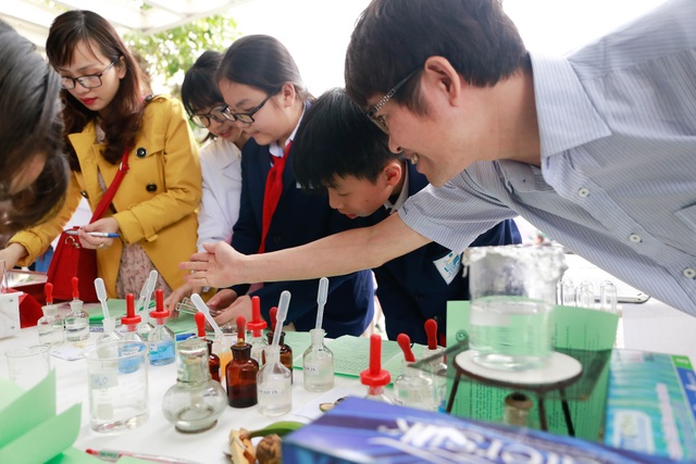 Khi thi cử “trói buộc” việc áp dụng STEM trong chương trình phổ thông - 1 Học sinh tham gia làm thí nghiệm