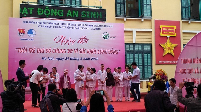 Không có người thân đến nhận, bệnh nhân vẫn được bệnh viện chăm sóc như người nhà - 1
Các nhà hảo tâm tặng quà cho các bệnh nhân nhi ở bệnh viện Việt Đức.