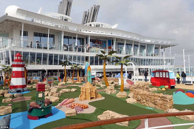 Nội thất xa hoa bên trong siêu du thuyền lớn nhất thế giới - 4
Symphony of the Seas được đóng trong vòng 2 năm. Du thuyền có thể chứa tối đa 8.000 người bao gồm 2.200 nhân viên. (Ảnh: EPA)