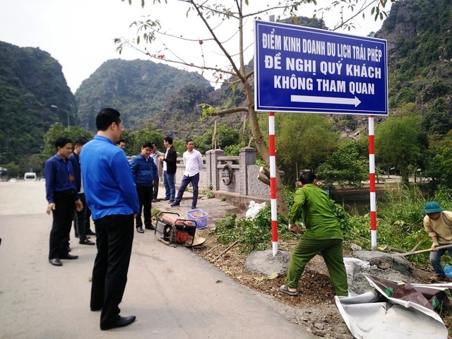 Ninh Bình ngăn du khách vào khu Tràng An cổ - 6 Biển báo để khách du lịch không vào điểm kinh doanh du lịch trái phép được chính quyền tỉnh Ninh Bình đặt gần cổng vào khu Tràng An cổ.