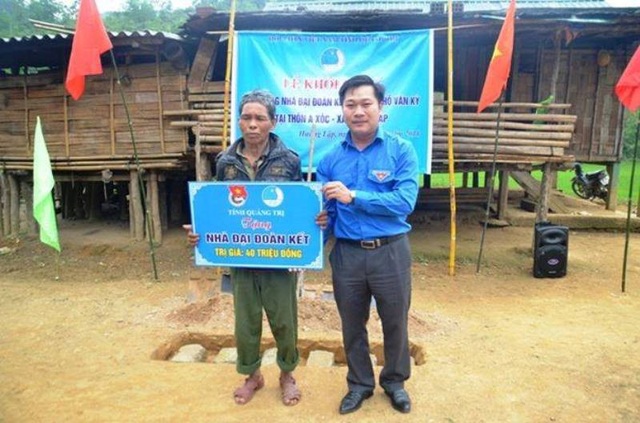 Nhiều hoạt động ý nghĩa của tuổi trẻ chào mừng ngày thành lập Đoàn - 2 Anh Nguyễn Khánh Vũ, Bí thư Tỉnh Đoàn Quảng Trị tặng biển tượng trưng hỗ trợ nhà Đại đoàn kết cho người dân xã Hướng Lập