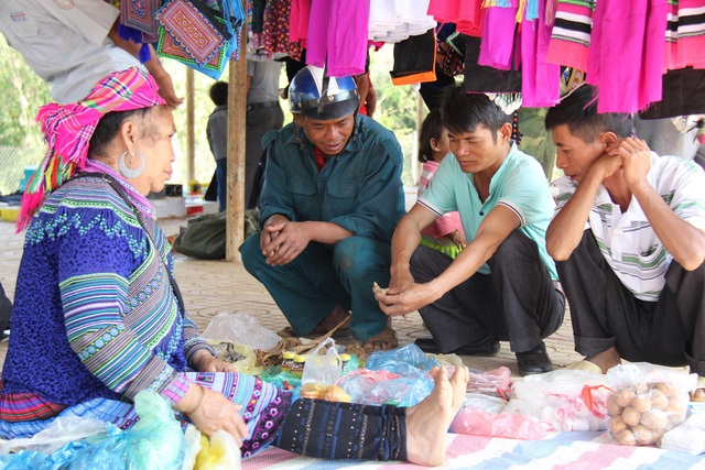 Độc đáo chợ phiên Tây Bắc giữa lòng Tây Nguyên - 3 Người dân chủ yếu xuống chợ để vui chơi và mua sắm những vật dụng cần thiết