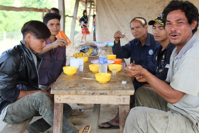 Độc đáo chợ phiên Tây Bắc giữa lòng Tây Nguyên - 6
...thì đàn ông Mông thường thưởng mức món thắng cố và nhâm nhi vài li rượu cùng bạn bè