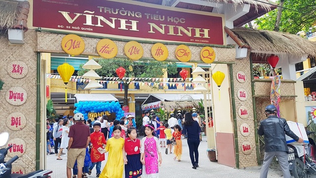 Học sinh cấp 1 thích thú trong phiên chợ quê cố đô Huế - 1 Nét Huế với Hội chợ quê tại trường Tiểu học Vĩnh Ninh ngày 25/3