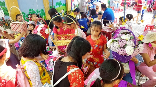 Học sinh cấp 1 thích thú trong phiên chợ quê cố đô Huế - 5 Tấp nập ở gian hàng bán hoa giấy