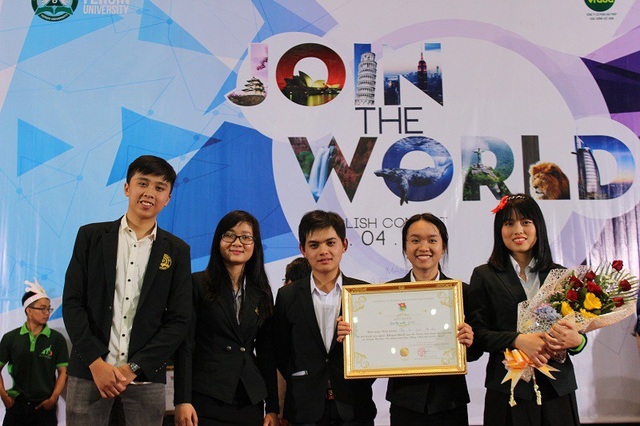 Phó Bí thư Đoàn trẻ tuổi nhất nhận giải thưởng Lý Tự Trọng 2018 - 3
Hồng cùng các bạn nhận giải khuyến khích cuộc thi JOIN THE WORLD – cuộc thi tiếng Anh các cụm trường Đại học, cao đẳng địa bàn tỉnh Lâm Đồng – 2015