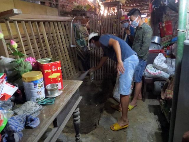 Em trai nói gì khi chôn thi thể chị mình trong nhà - 2 Hàng xóm hỗ trợ ông T vệ sinh lại phần đất chôn bà T