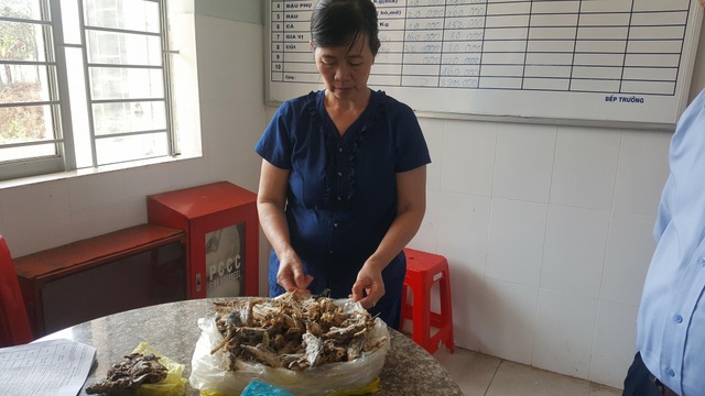 Xôn xao clip giun xuất hiện trong cá nục hấp tại bữa ăn trường nội trú - 2
Bà Mai Hiên - bếp trưởng nhà trường đã cho cá mà học sinh phản ánh vào tủ lạnh để bảo quản nhưng không lập biên bản số cá này