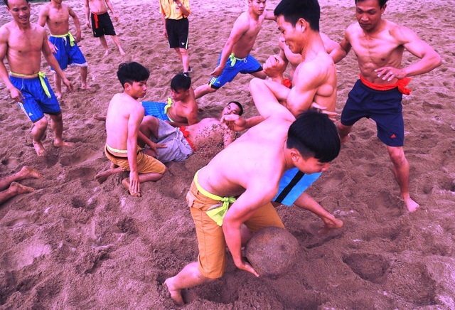 Kịch tính trò chơi vật cù ở lễ hội đền Bạch Mã - 4 Kịch tính trò chơi vật cù ở lễ hội đền Bạch Mã - 4