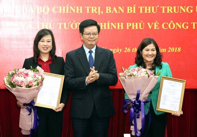 Công bố quyết định luân chuyển Thứ trưởng Bộ LĐ-TB&XH và Phó Bí thư Tỉnh uỷ Bắc Ninh - 1
Ông Mai Văn Chính trao quyết định luân chuyển và điều động tới bà Đào Hồng Lan và bà Nguyễn Thị Hà.