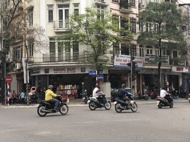 "Nghiến răng" mua balo thoát hiểm nghìn đô sau thảm họa cháy chung cư - 1 Con phố này bán khá nhiều thiết bị phòng chống hoả hoạn