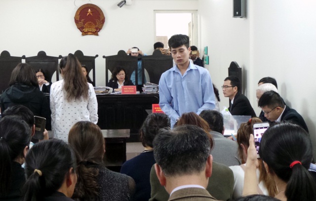 Vụ cháy quán karaoke 13 người chết: Chủ quán bị đề nghị 10-11 năm tù - 3 Thợ hàn Hoàng Văn Tuấn khóc, xin lỗi gia đình các nạn nhân.