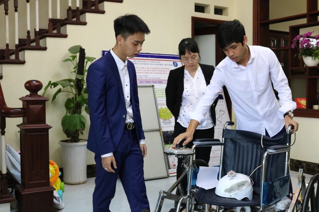 Học sinh sáng chế "xe lăn leo cầu thang" - 2 Cô giáo Hoàng Thị Hà hướng dẫn em Khánh và em Đạt hoàn thiện chiếc xe lăn đặc biệt